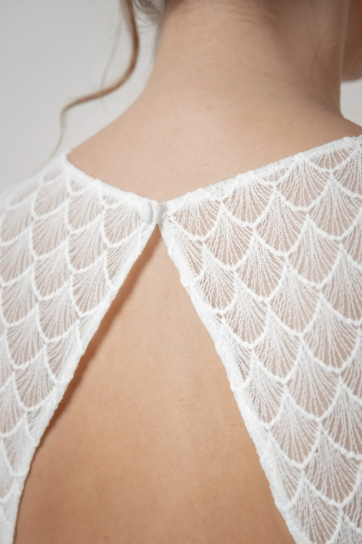 Rückenfreies Braut Top mit Vintage-Muster – Neela noni