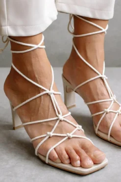 Sandalette mit geknoteten Riemen - Crossed Corn Creme Alohas
