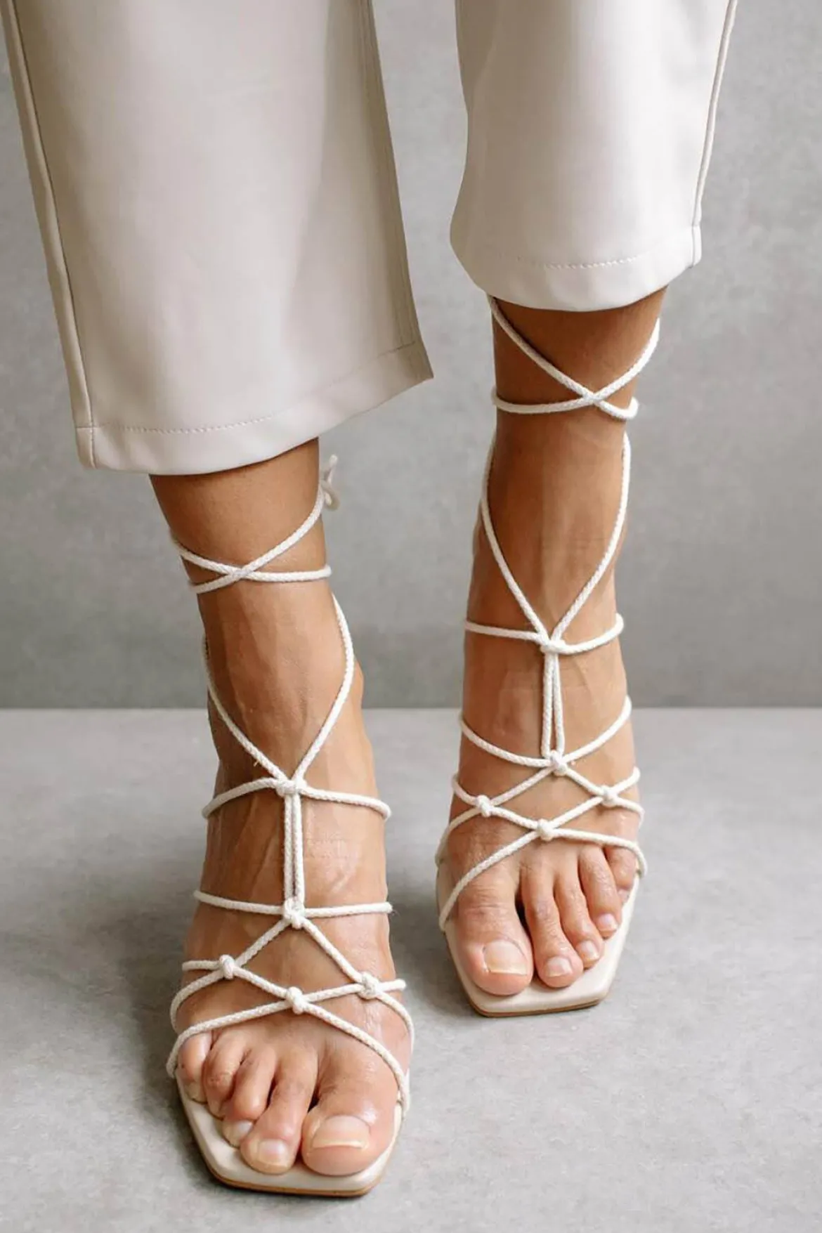 Sandalette mit geknoteten Riemen - Crossed Corn Creme Alohas