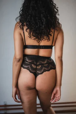 Schwarzer Spitzen-String im High-Waist-Look