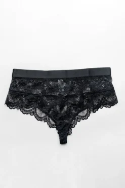 Schwarzer Spitzen-String im High-Waist-Look