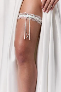 Strumpfband in Blau und Ivory mit Schleife und Kunstperlen