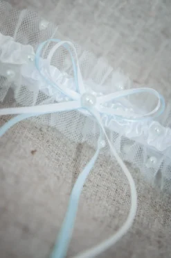 Strumpfband in Ivory mit blauen Kunstperlen