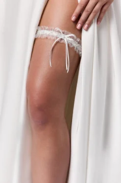 Strumpfband in Ivory mit blauen Kunstperlen