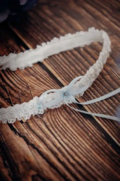 Strumpfband mit blauer Schleife und kleinem Strass-Stein