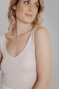 V-Ausschnitt Top aus Viskose-Seide in Nude