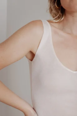 V-Ausschnitt Top aus Viskose-Seide in Nude