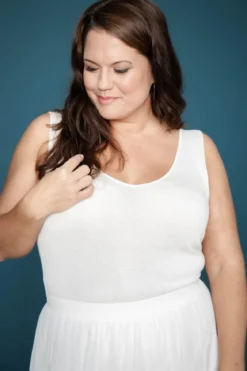 V-Ausschnitt Top aus Viskose-Seide in Ivory - noni Curvy