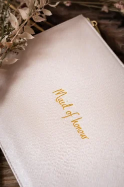 Vegane Clutch mit goldenem Schriftzug 