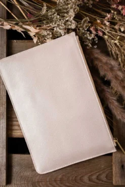Vegane Clutch mit goldenem Schriftzug 