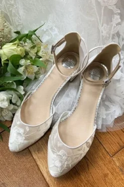 Verzierte Brautschuhe – London Ivory Lace | The Perfect Bridal Company