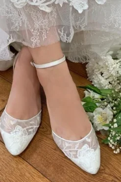 Verzierte Brautschuhe – London Ivory Lace | The Perfect Bridal Company