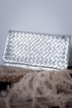 Weißgoldene Leder-Clutch in Flechtoptik – Abro